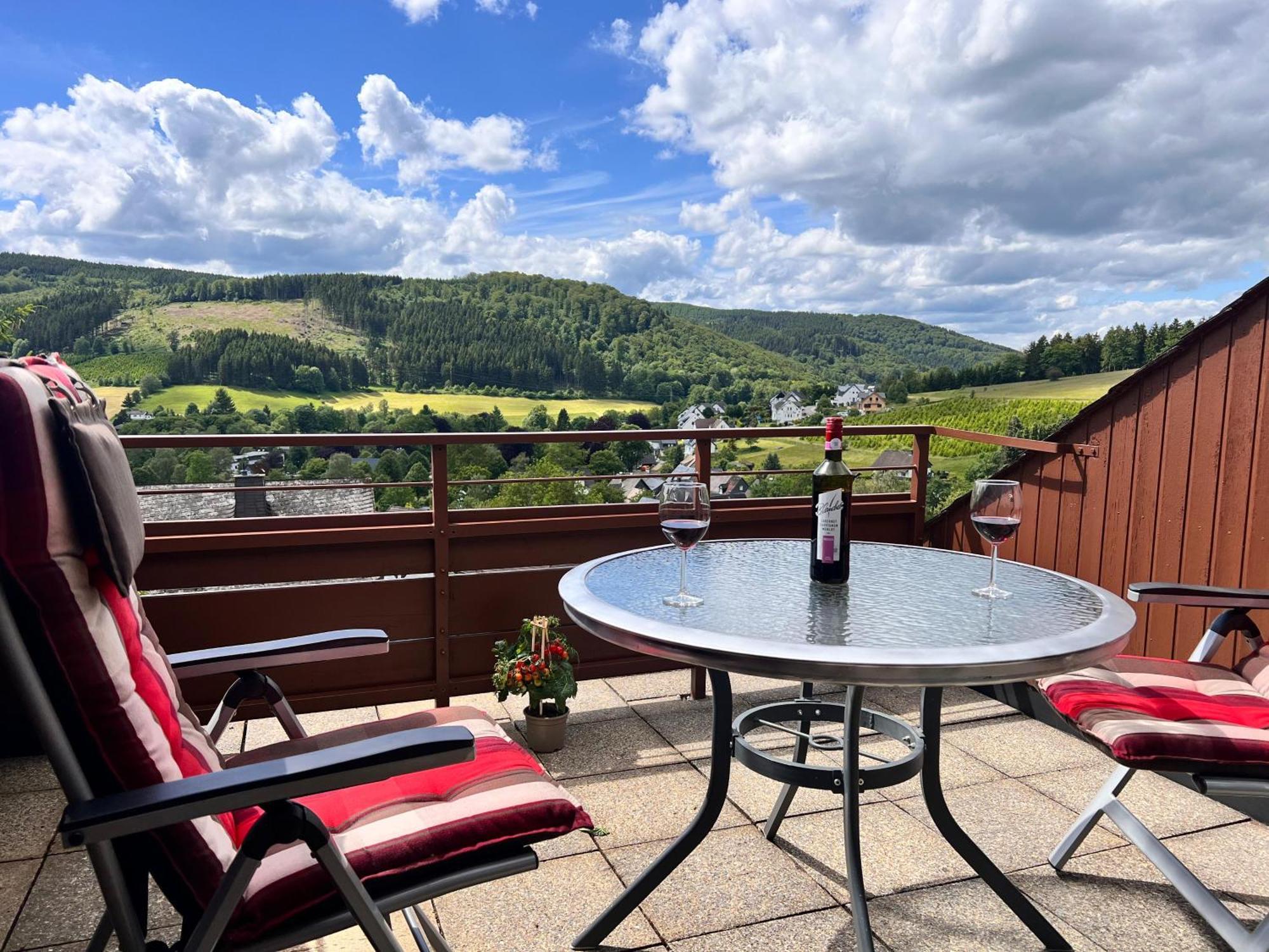 Gemuetliche 3-Zimmer-Wohnung Mit Panoramablick Und Kostenlosem Ueberdachten Parkplatz Winterberg Kültér fotó