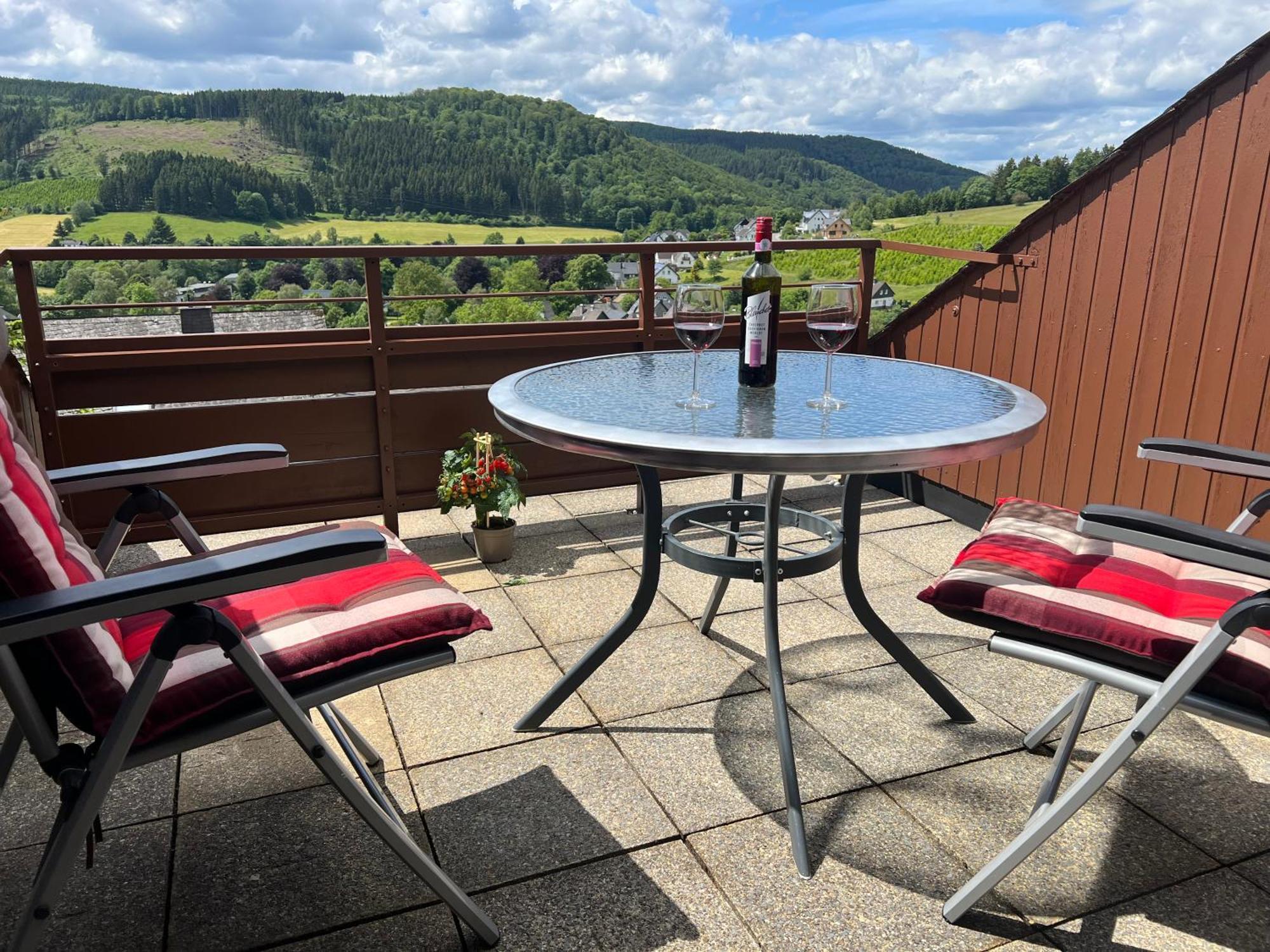 Gemuetliche 3-Zimmer-Wohnung Mit Panoramablick Und Kostenlosem Ueberdachten Parkplatz Winterberg Kültér fotó